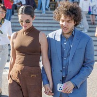Selena memilih gaya bernuansa cokelat yang cocok dengan suasana akhir musim panas menuju musim gugur. Penyanyi “I Said I Love You First” itu mengenakan blus tanpa lengan dan rok suede kecokelatan. Selena melengkapi penampilan dengan kacamata hitam model aviator dan anting berlian. Foto: Getty Images/Stefano Mazzola