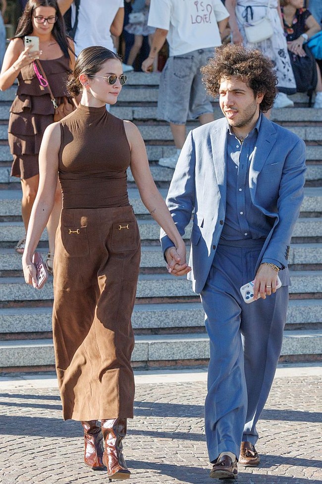 Benny Blanco tampil dalam setelan biru muda yang dipadukan kemeja berkancing senada. Produser musik tersebut melengkapi penampilannya dengan loafer hitam. Foto: Getty Images/Stefano Mazzola