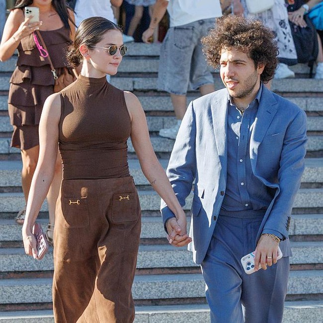 Mesranya Selena Gomez dan Benny Blanco, Gandengan Tangan Terus di Venice