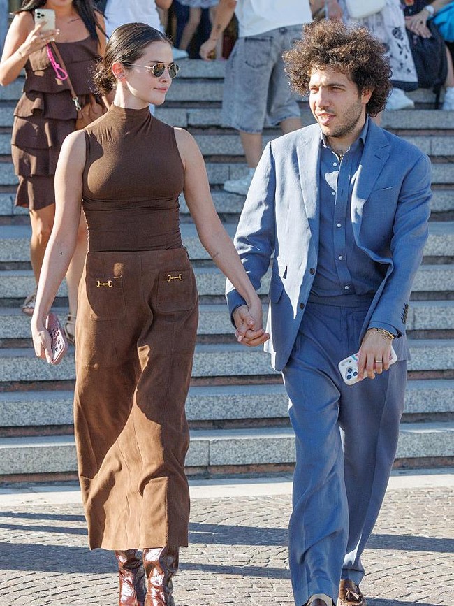 Mesranya Selena Gomez dan Benny Blanco, Gandengan Tangan Terus di Venice