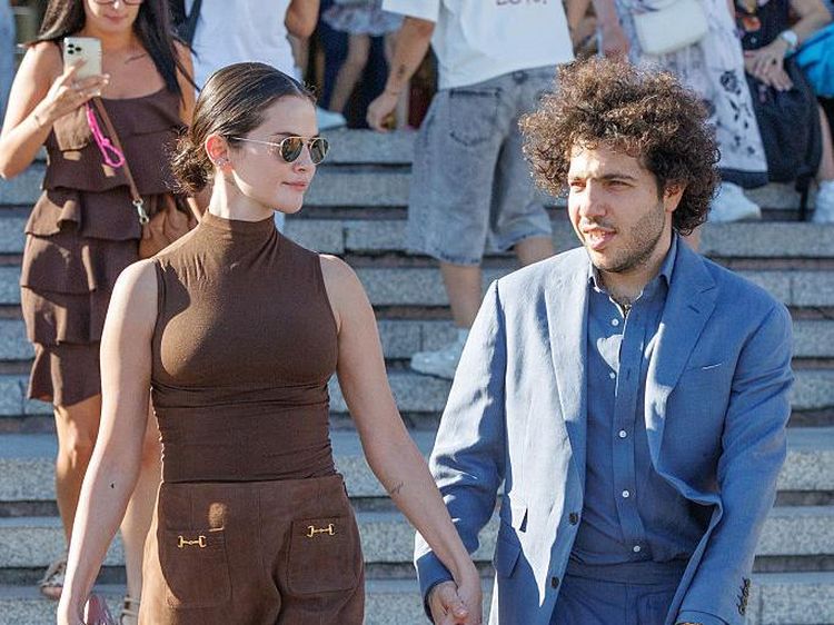 Mesranya Selena Gomez dan Benny Blanco, Gandengan Tangan Terus di Venice