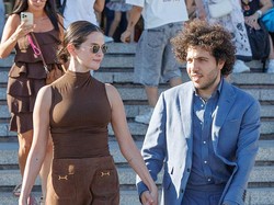 Mesranya Selena Gomez dan Benny Blanco, Gandengan Tangan Terus di Venice