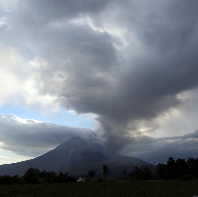 Sinabung Kembali Erupsi, Kolom Abu Membumbung hingga 3.500 Meter