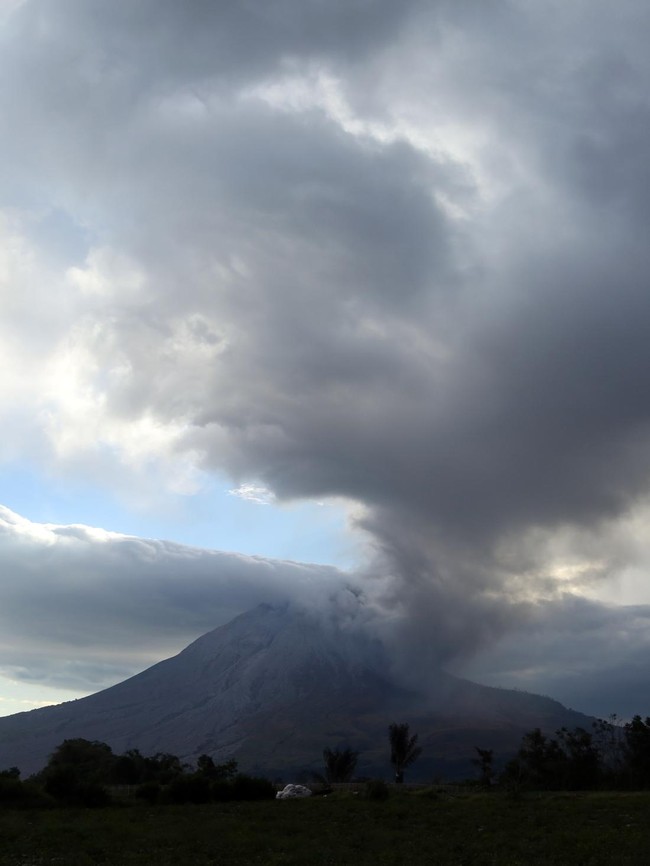 Sinabung Kembali Erupsi, Kolom Abu Membumbung hingga 3.500 Meter