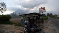 Warga mengendarai sepeda motor dengan latar Gunung Sinabung yang erupsi di Kecamatan Naman Teran, Kabupaten Karo, Sumatera Utara, Senin (31/8/2026)Foto: ANTARA FOTO/Yudi Manar