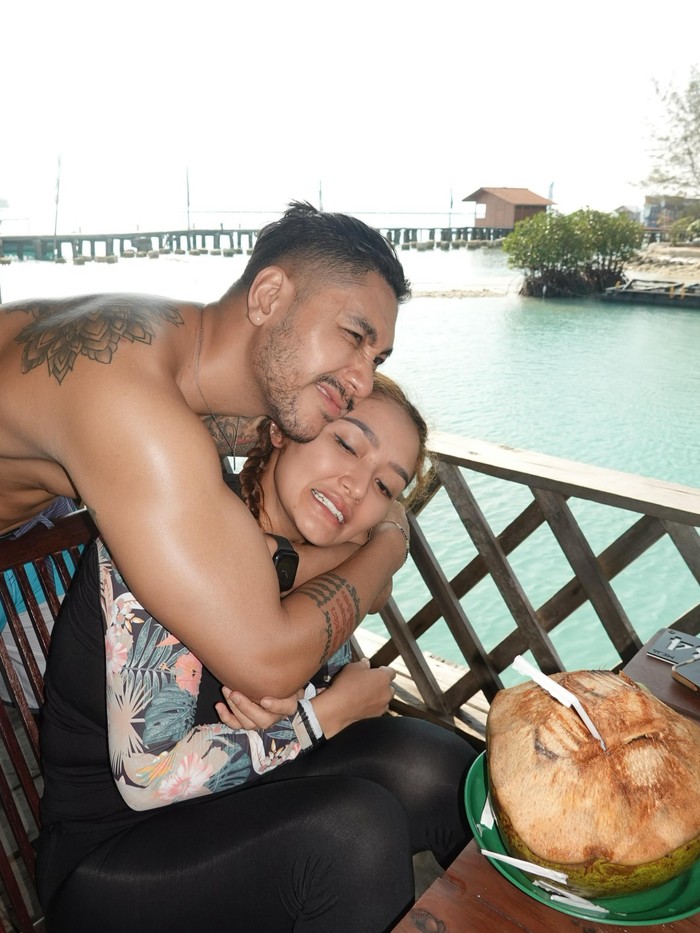 So Sweet! Romantisnya Sibad dan Krisjiana saat Makan Malam Bersama di Pulau