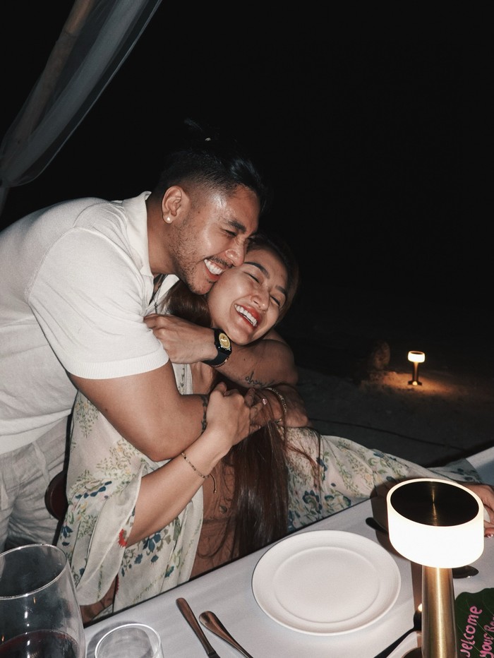 So Sweet! Romantisnya Sibad dan Krisjiana saat Makan Malam Bersama di Pulau