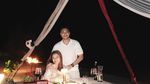 So Sweet! Romantisnya Sibad dan Krisjiana saat Makan Malam Bersama di Pulau