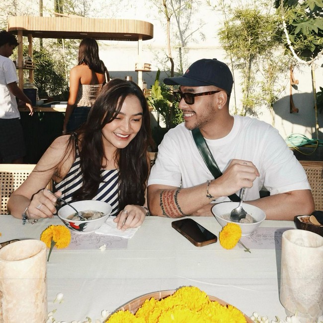 So Sweet! Romantisnya Sibad dan Krisjiana saat Makan Malam Bersama di Pulau