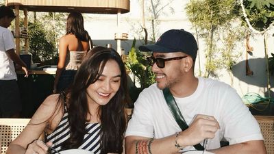So Sweet! Romantisnya Sibad dan Krisjiana saat Makan Malam Bersama di Pulau