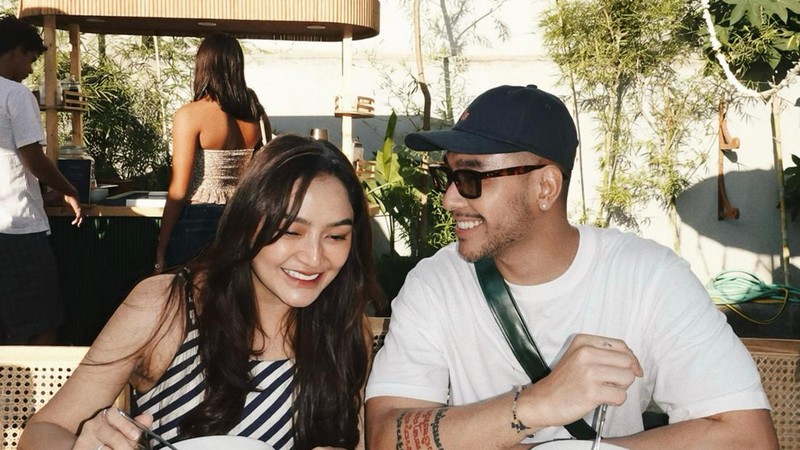 So Sweet! Romantisnya Sibad dan Krisjiana saat Makan Malam Bersama di Pulau