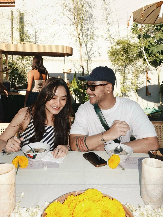 So Sweet! Romantisnya Sibad dan Krisjiana saat Makan Malam Bersama di Pulau