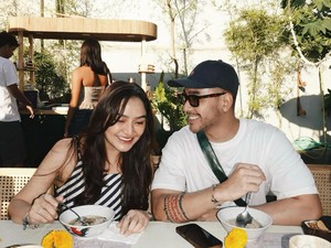 So Sweet! Romantisnya Sibad dan Krisjiana saat Makan Malam Bersama di Pulau