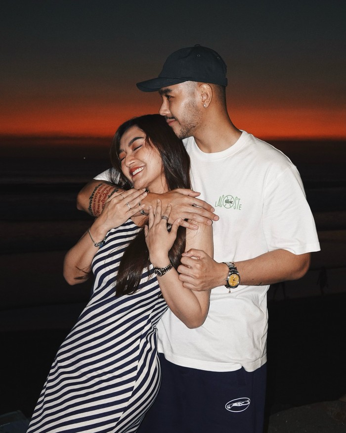 So Sweet! Romantisnya Sibad dan Krisjiana saat Makan Malam Bersama di Pulau