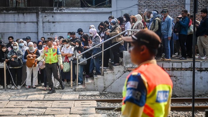 Penumpang menyeberangi Stasiun Karet, Jakarta, Senin (31/8/2026). Stasiun Karet akan menghentikan layanan naik dan turun penumpang Commuter Line Jabodetabek mulai Selasa (1/9/2026) seiring pekerjaan integrasi Stasiun Karet dengan Stasiun BNI City yang dijadwalkan berlangsung hingga akhir Desember 2026. ANTARA FOTO/Rivan Awal Lingga/agr