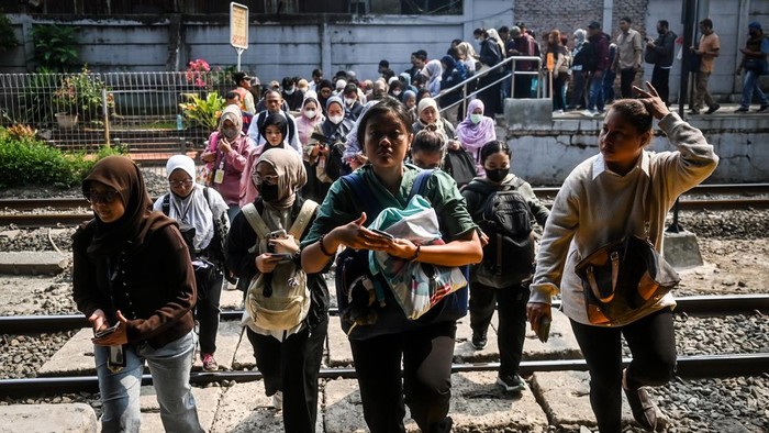Penumpang menyeberangi Stasiun Karet, Jakarta, Senin (31/8/2026). Stasiun Karet akan menghentikan layanan naik dan turun penumpang Commuter Line Jabodetabek mulai Selasa (1/9/2026) seiring pekerjaan integrasi Stasiun Karet dengan Stasiun BNI City yan
