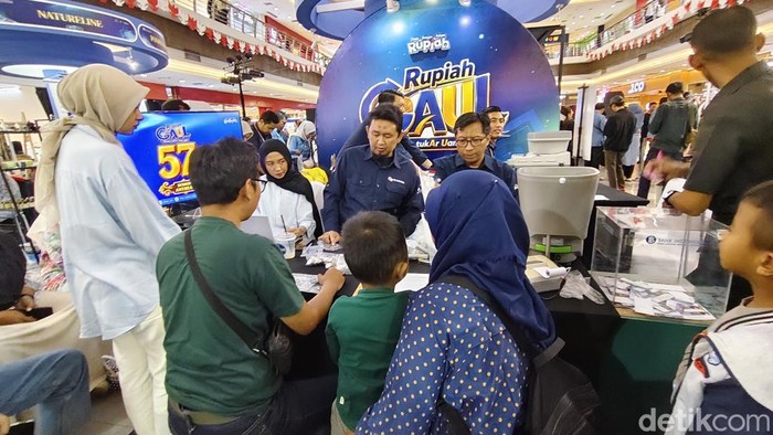Suasana penukaran uang koin di mal Solo Square, Minggu (30/8/2026).
