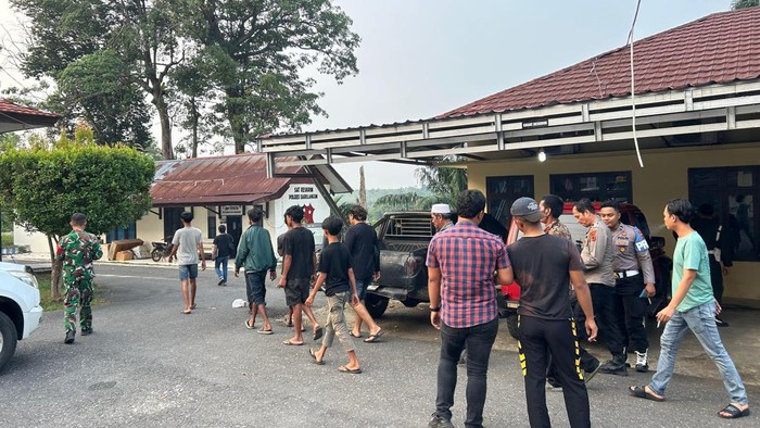 Suasana saat warga SAD menyerahkan diri ke Polres Sarolangun, pascakejadian pengeroyokan anggota TNI