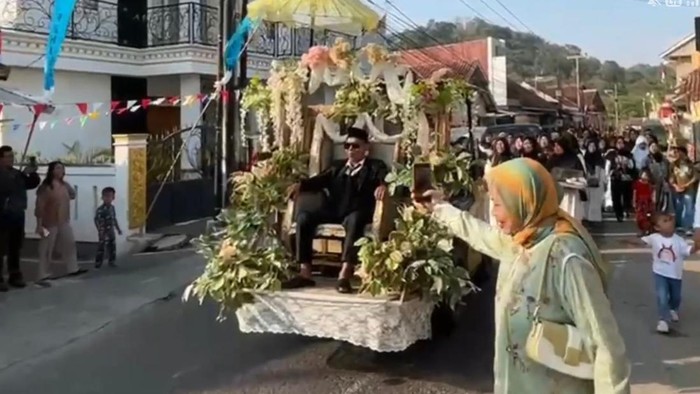 Tangkapan layar arak arakan pernikahan dengan menggunakan forklift di Kuningan