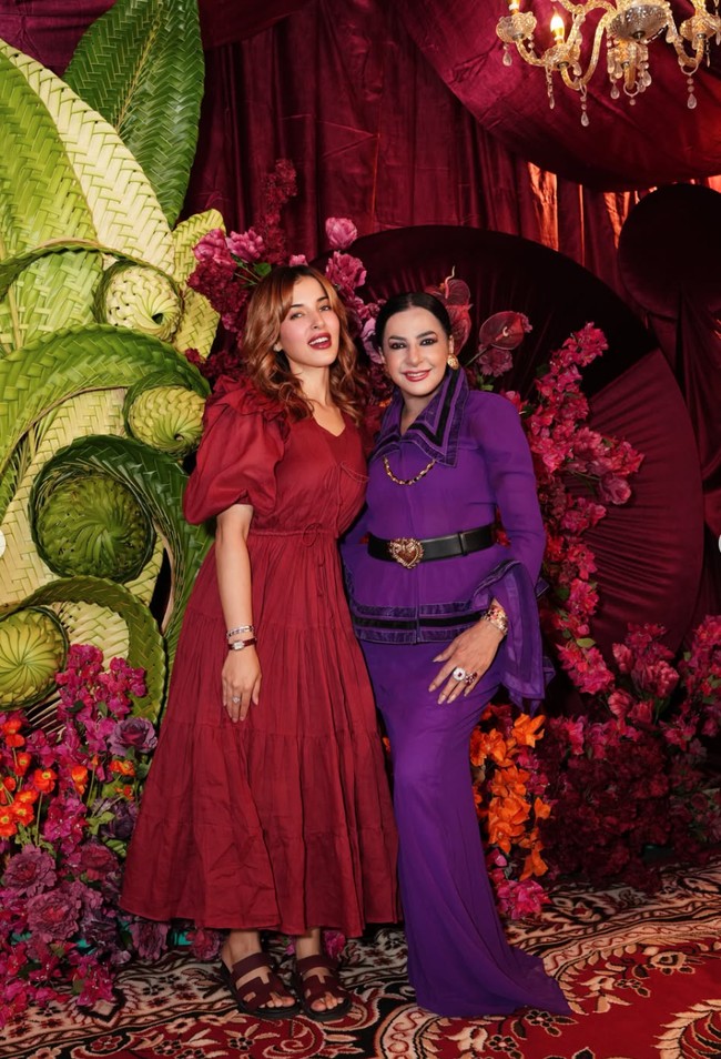 Tasya tampil simpel kenakan dress berwarna merah. Ia melengkapi penampilannya dengan sandal dari merek mewah Hermes. Foto: Instagram/@tasyafarasya