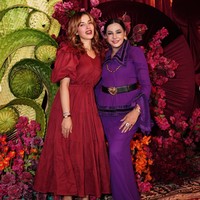 Tasya tampil simpel kenakan dress berwarna merah. Ia melengkapi penampilannya dengan sandal dari merek mewah Hermes. Foto: Instagram/@tasyafarasya