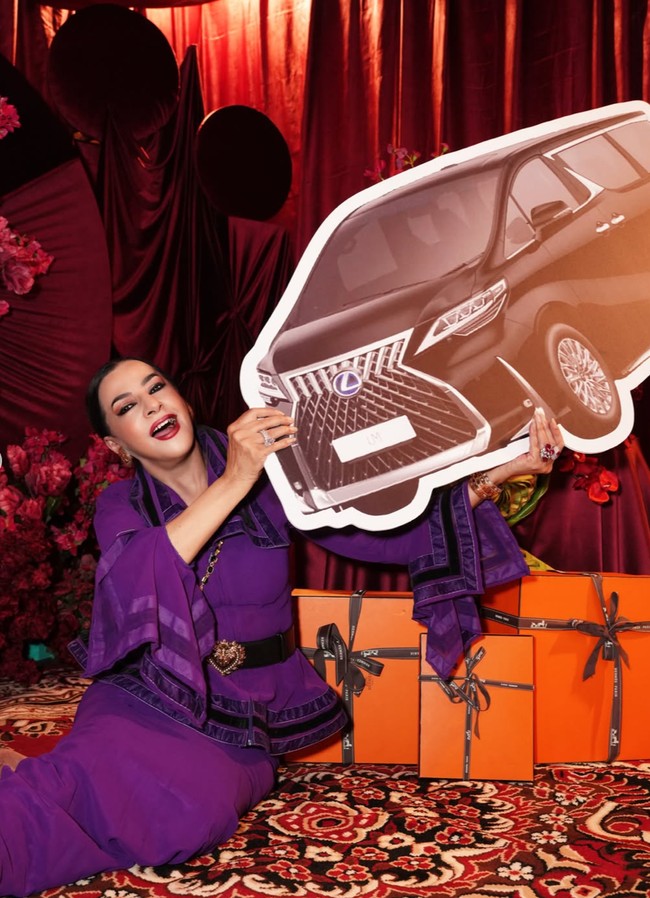 Yang tak kalah curi atensi ialah kado yang sudah disiapkan Tasya untuk sang mama. Tak hanya memberikan beragam produk mewah Hermes, Tasya juga memberikan sebuah mobil Lexus untuk ibunda tercinta. Foto: Instagram/@tasyafarasya