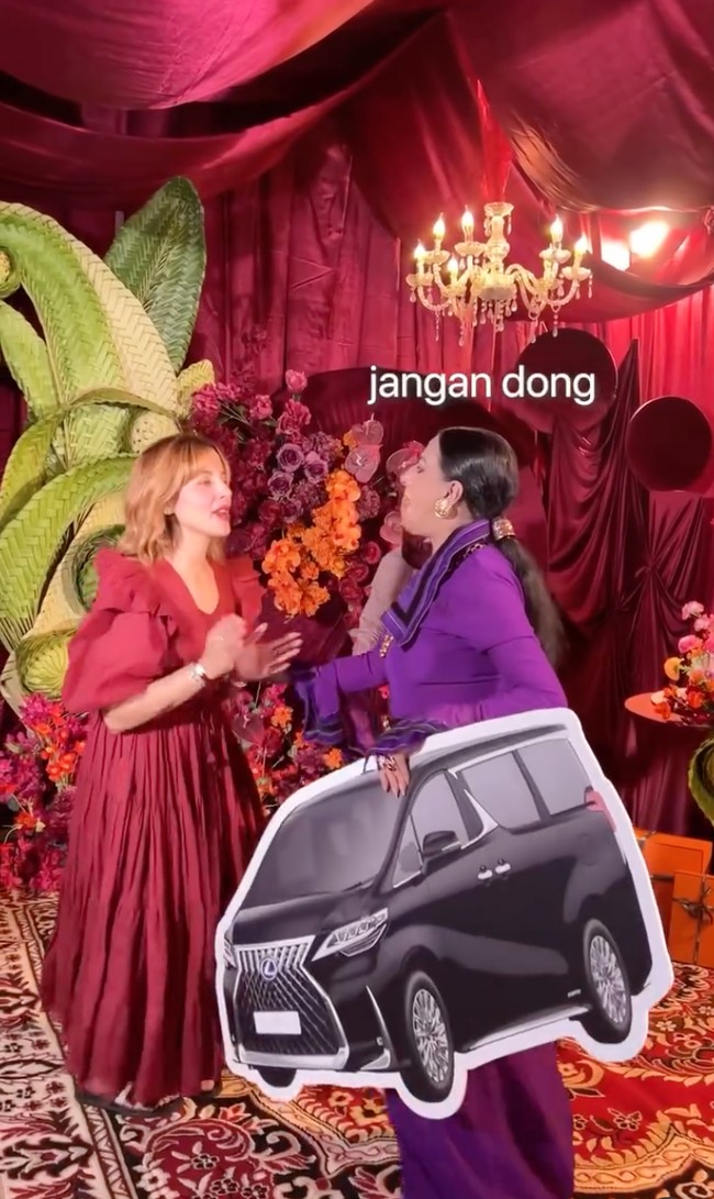 Saat menerima kejutan hadiah ulang tahunnya, Ala sempat bercanda dan menolak pemberian tersebut. Namun Tasya memastikan bahwa hadiah tersebut sudah dibeli dan dibayar olehnya. Foto: Instagram/@tasyafarasya