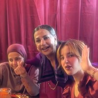 Acara pun dilanjutkan dengan makan-makan bersama para anggota keluarga yang hadir. Ekspresi bahagia tampak jelas menghiasi wajah Ala yang mendapat kejutan ulang tahun dari anak-anaknya. Foto: Instagram/@tasyafarasya