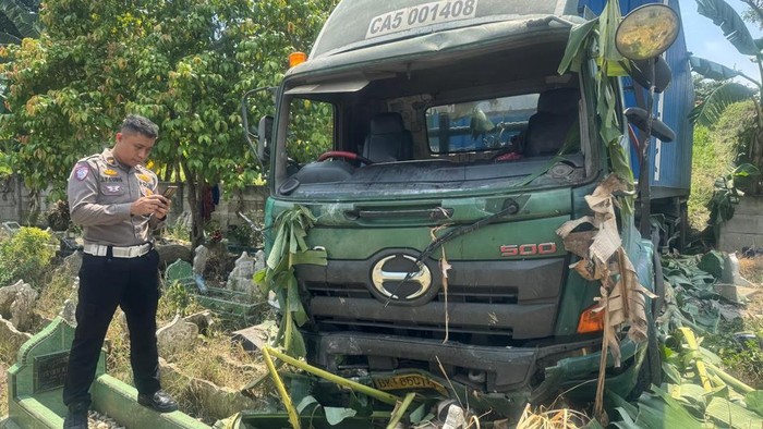 Teks foto: Truk yang terjun ke kuburan di Medan. (Foto: dok. Polres Pelabuhan Belawan)