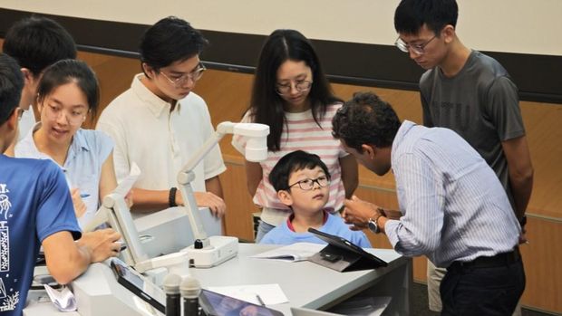 Theodore Kwan, 8 tahun, menghadiri kuliah kimia di Nanyang Technological University. (Dok. Nanyang Technological University)