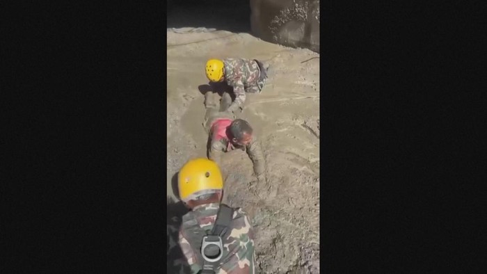 Momen Tim SAR Merangkak Tembus Lumpur Evakuasi Korban Banjir Nepal