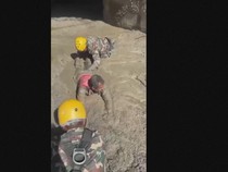 Video: Kala Tim SAR Merangkak Tembus Lumpur, Evakuasi Korban Banjir Nepal