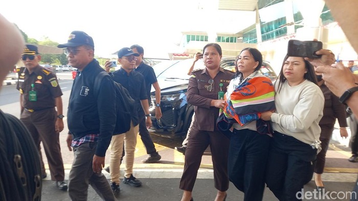 Tim Tabur Kejati Sulut menangkap mantan Bupati Minahasa Utara, Vonnie Panambunan, di Papua.