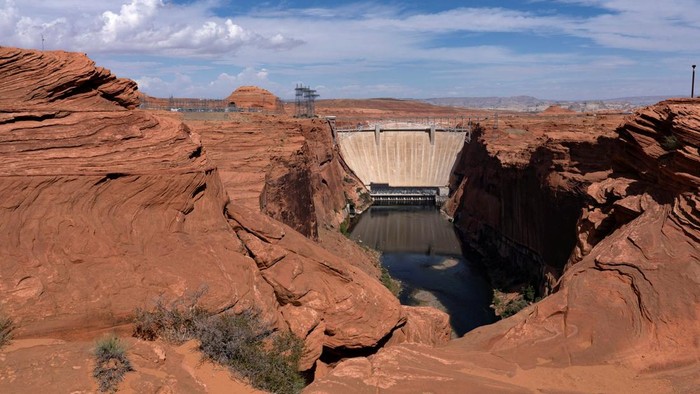 A view of Glen Canyon Dam is seen as Lake Powell, as the critical reservoir sits at its lowest ever recorded water level, in Glen Canyon National Recreation Area near Page, Arizona, U.S. Aug. 30, 2026.  REUTERS/Rebecca Noble