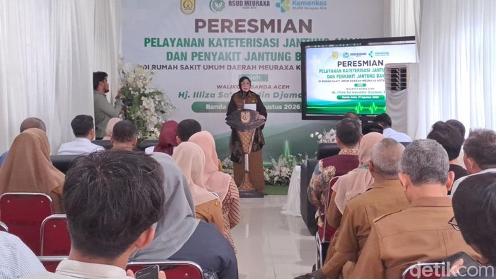 Wali Kota Banda Aceh Illiza Saaduddin Djamal meresmikan pelayanan kateterisasi jantung anak dan penyakit jantung bawaan di Rumah Sakit Meuraxa.  (Agus Setyadi/deikSumut)