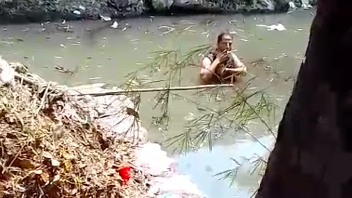 WN Aljazair berendam di Danau Sunter, Jakarta Utara dengan dalih ritual. Pria WNA itu ternyata 2 kali berendam di Danau Sunter sebelum dievakuasi damkar. (dok Damkar Jakut)
