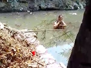 Video: Damkar Evakuasi Pria Aljazair yang Berendam di Danau Sunter