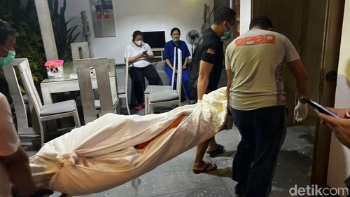 Petugas mengevakuasi jenazah WNA asal Inggris berinisial YR (24) yang ditemukan tewas di kamar sebuah villa, di Kerobokan Kelod, Kuta Utara, Badung, Bali. (Polres Badung)