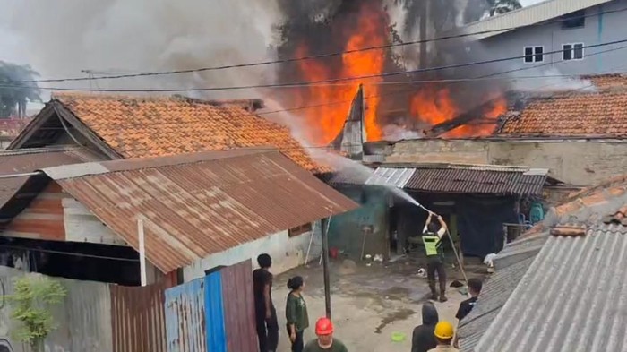 6 warga Desa Dayeuh, Kecamatan Cileungsi, Bogor, Jawa Barat, kebakaran siang tadi