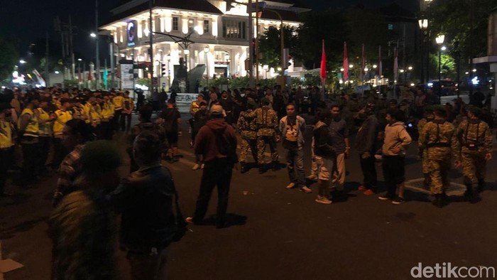 Aksi massa di simpang Jalan Jenderal Sudirman Jogja ricuh, Selasa (1/9/2026).
