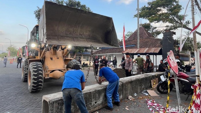 Alat berat membuka blokir beton di pintu masuk PT. MMP