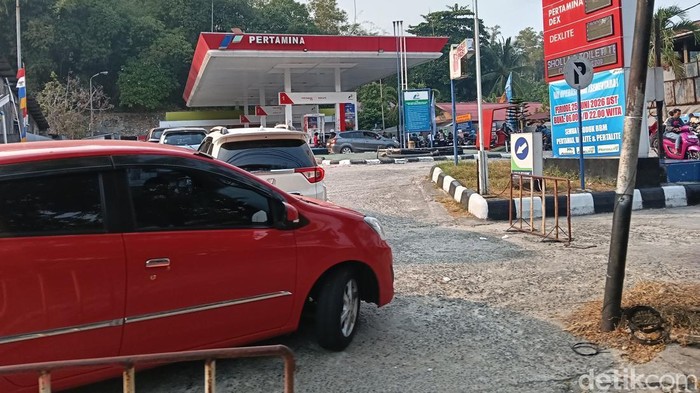 Antrean kendaraan untuk mendapatkan BBM bersubsidi di Kota Balikpapan, Kalimantan Timur
