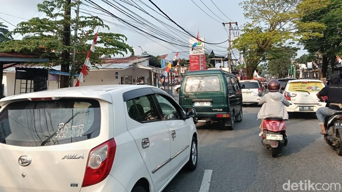 Antrean kendaraan di SPBU Kota Balikpapan, Kalimantan Timur. (Ary Nindita Intan RS)