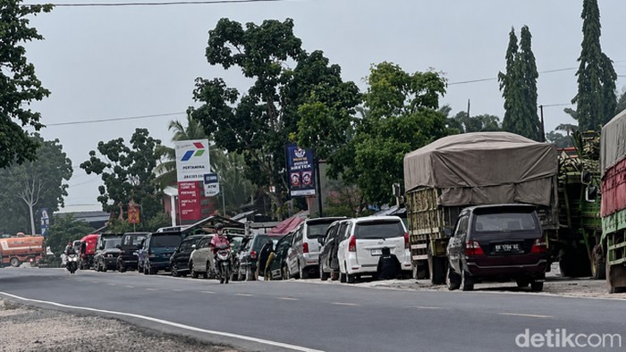 Antrean SPBU di Pangkalan Bun.
