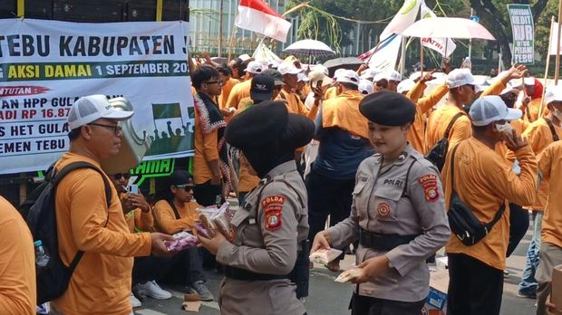 Asosiasi Petani Tebu Rakyat Indonesia (DPN APTRI) menggelar aksi unjuk rasa di Silang Selatan Monas, Jakarta Pusat.