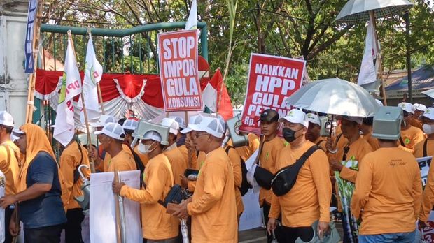Asosiasi Petani Tebu Rakyat Indonesia (DPN APTRI) menggelar aksi unjuk rasa di Silang Selatan Monas, Jakarta Pusat.