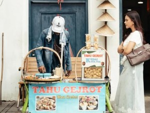 Audi Marissa Asyik Jajan Tahu Gejrot hingga Susu Pisang di Korea Selatan!