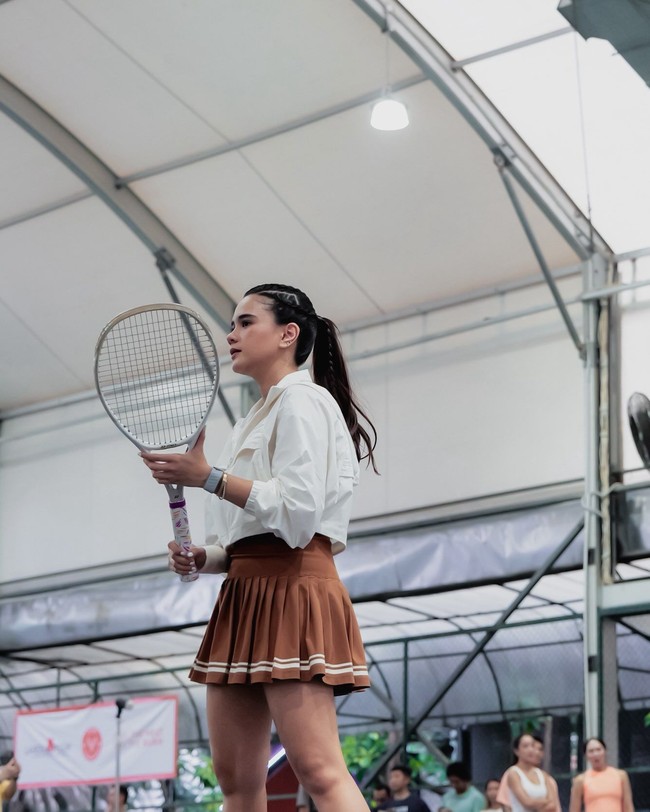 Audi Marissa memadukan rok mini sporty yang dipadukan cropped jacket putih saat main padel. Penampilannya semakin kece dengan gaya rambut kepang yang unik. Foto: dok Instagram audimarissa