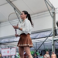 Audi Marissa memadukan rok mini sporty yang dipadukan cropped jacket putih saat main padel. Penampilannya semakin kece dengan gaya rambut kepang yang unik. Foto: dok Instagram audimarissa