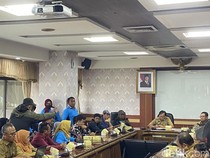 Walkot Respati Diadukan Pemulung TPA Putri Cempo Solo ke Pemprov Jateng